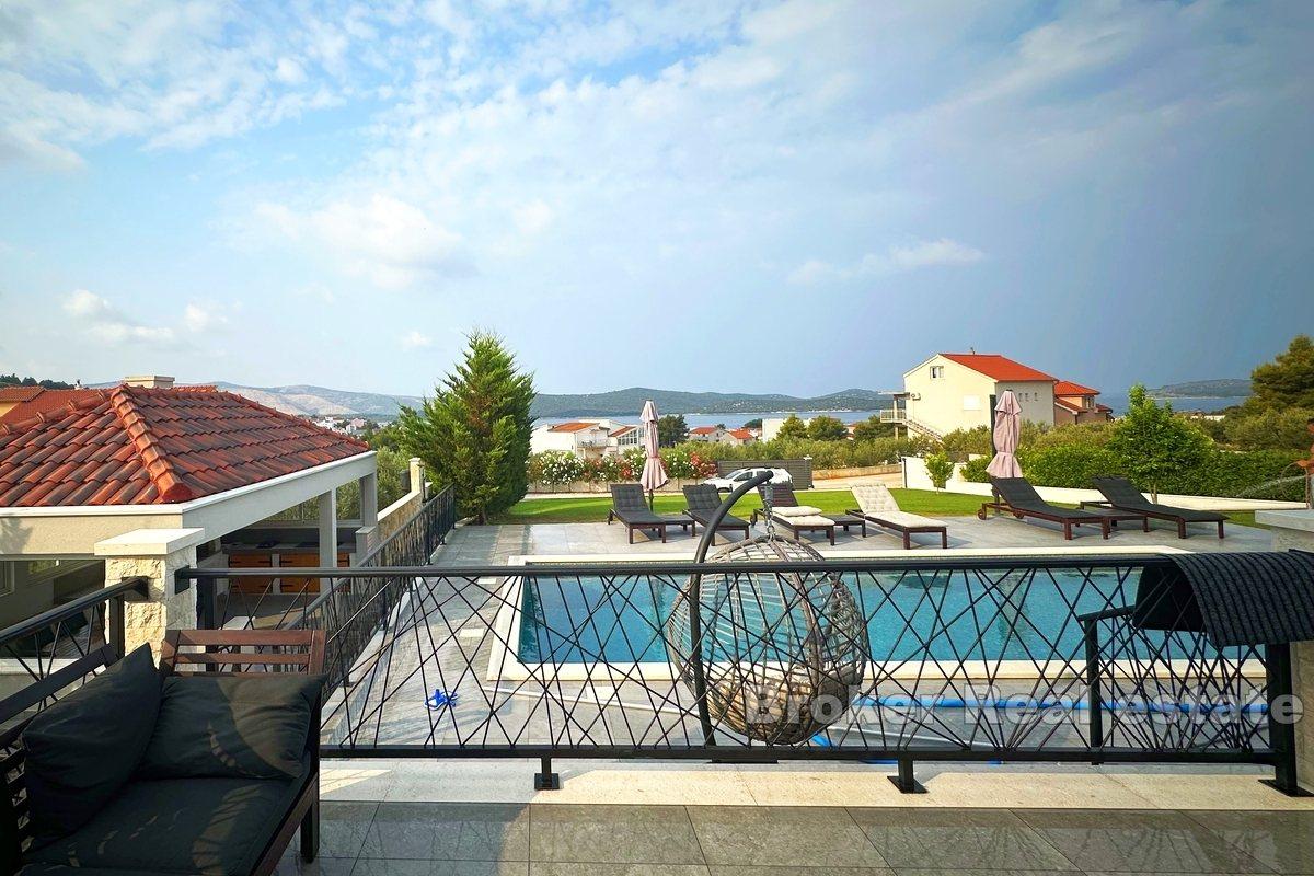 Schöne moderne Villa mit Pool