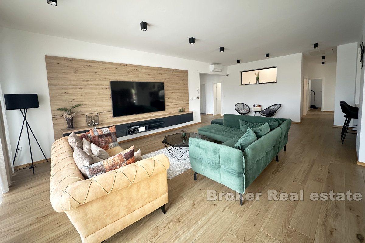 Vakker moderne villa med basseng