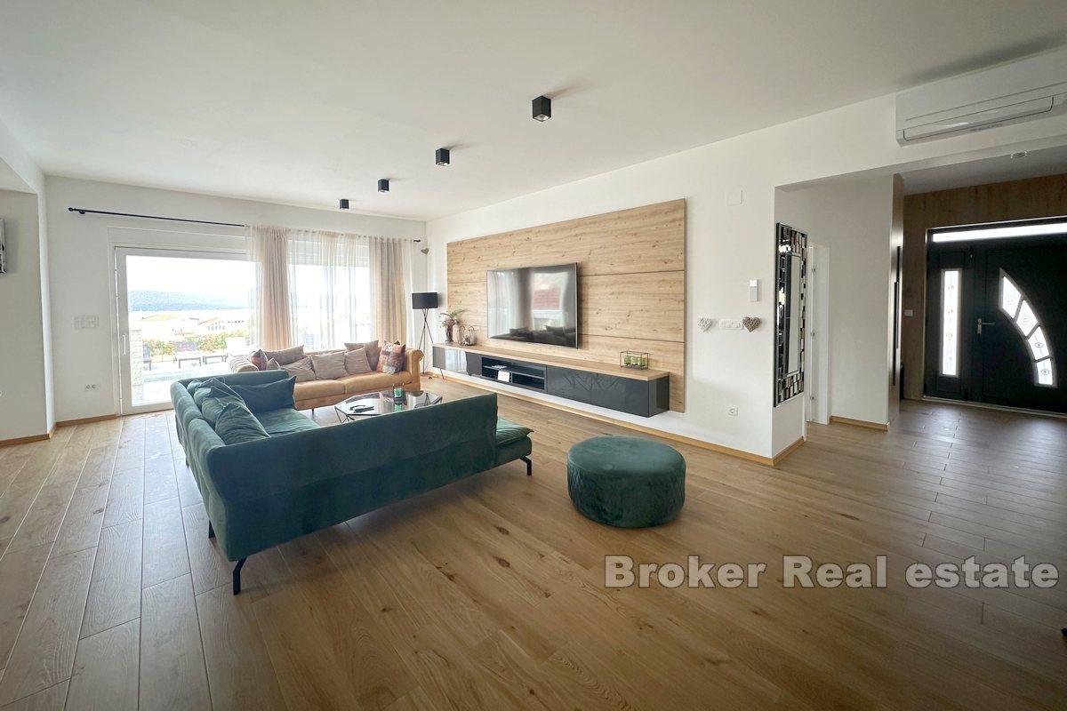 Vakker moderne villa med basseng