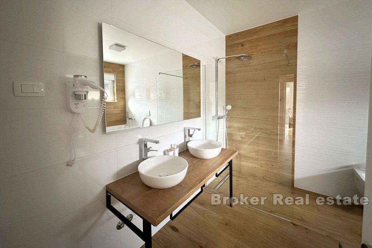 Vakker moderne villa med basseng