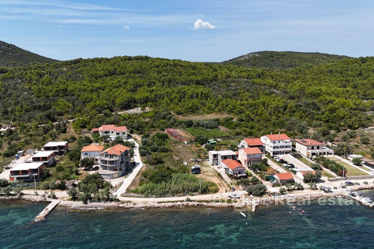 Building land in the first row to the sea