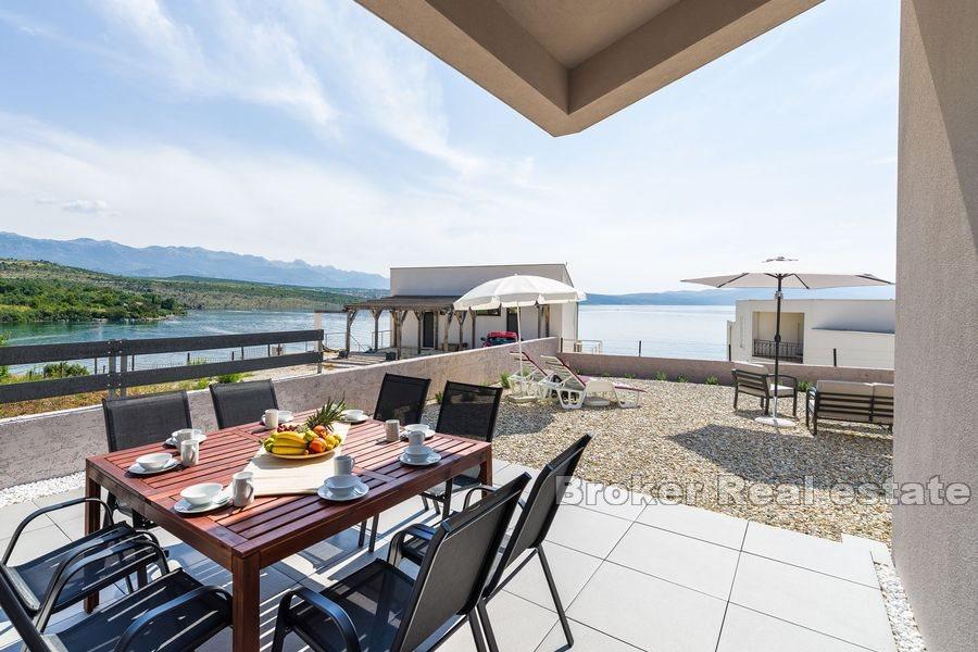 Enebolig nær sjøen