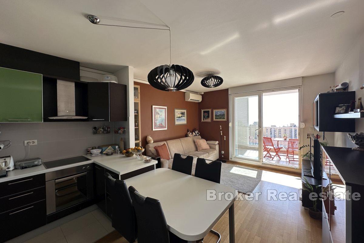 Two-bedroom apartment with three garage spaces and a view of the sea