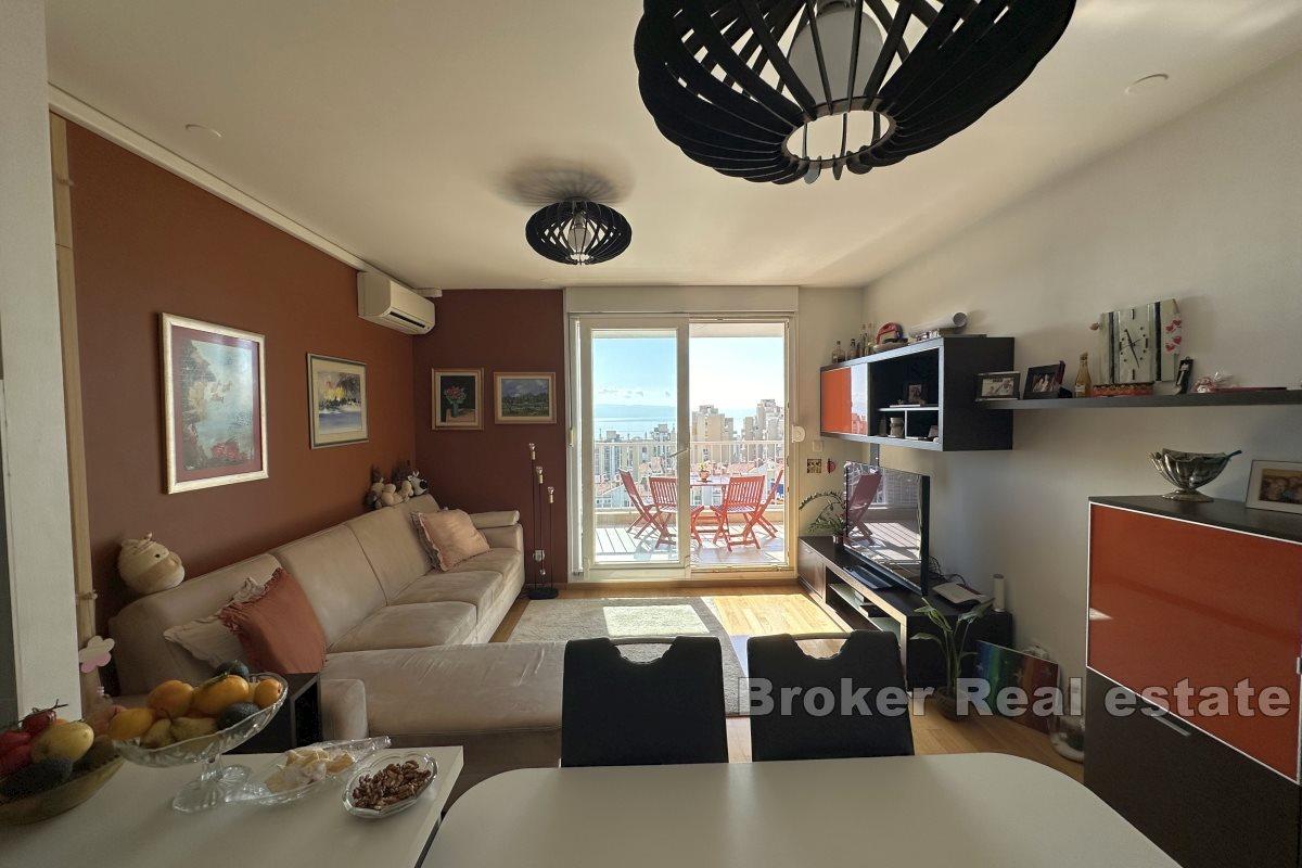Two-bedroom apartment with three garage spaces and a view of the sea