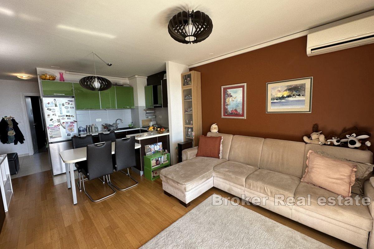Two-bedroom apartment with three garage spaces and a view of the sea