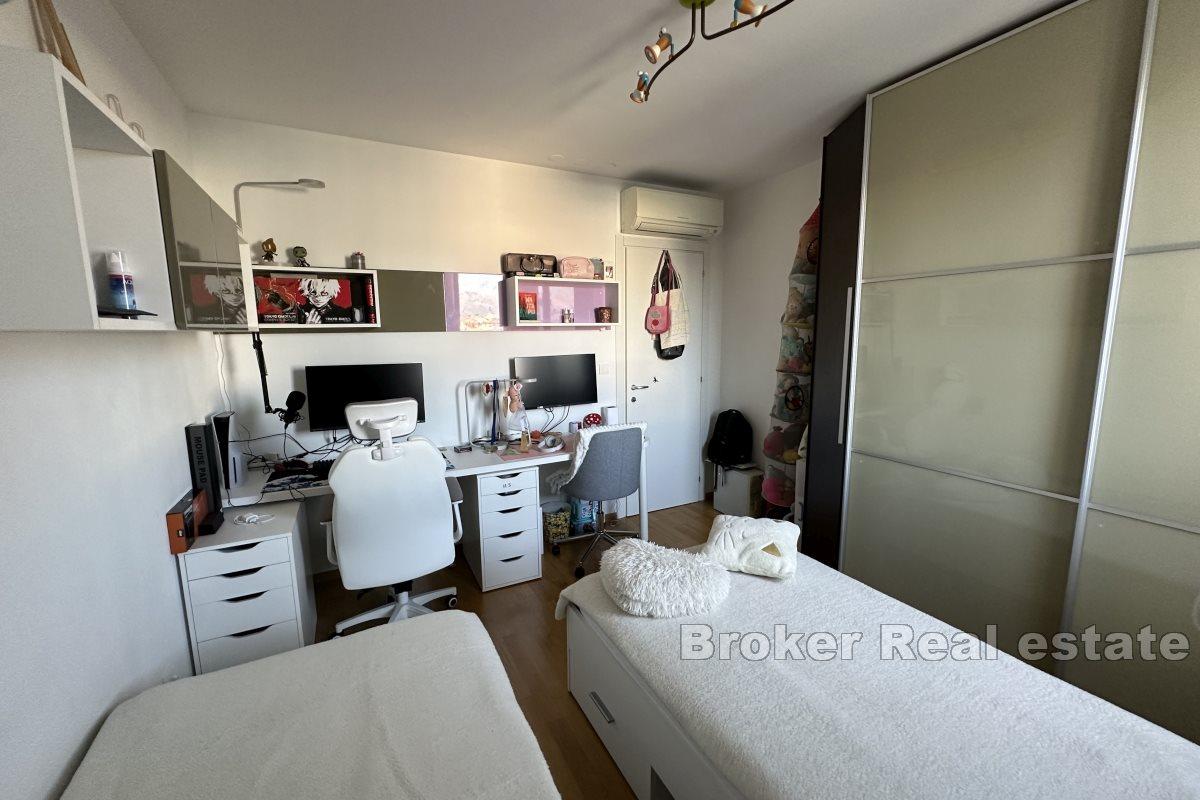 Two-bedroom apartment with three garage spaces and a view of the sea