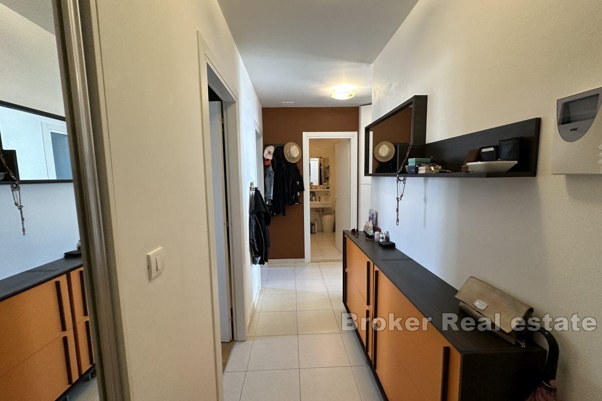 Appartement de deux chambres avec trois places de garage et vue sur la mer