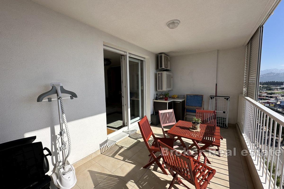 Two-bedroom apartment with three garage spaces and a view of the sea