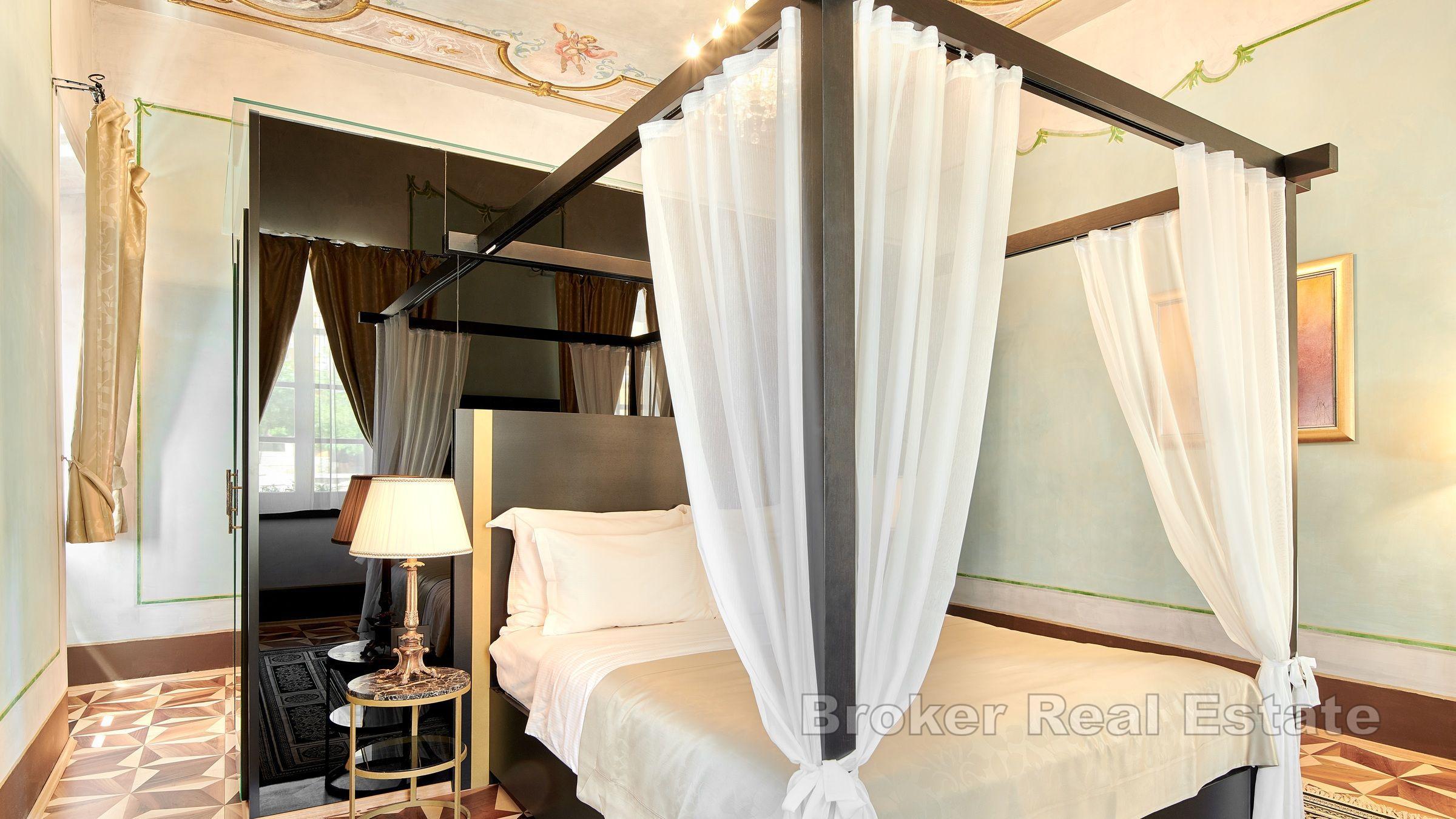 Czterogwiazdkowy zabytkowy hotel w sercu miasta