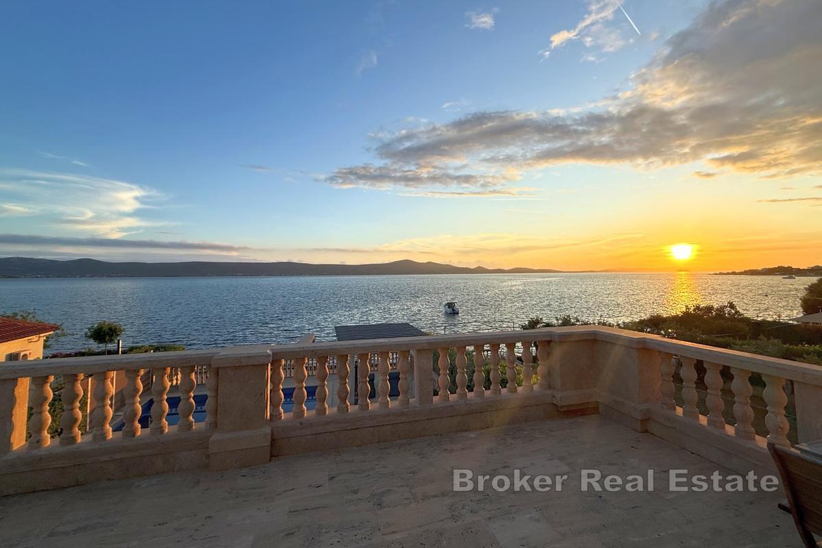 Luxusní vila se stavebním pozemkem v první řadě k moři