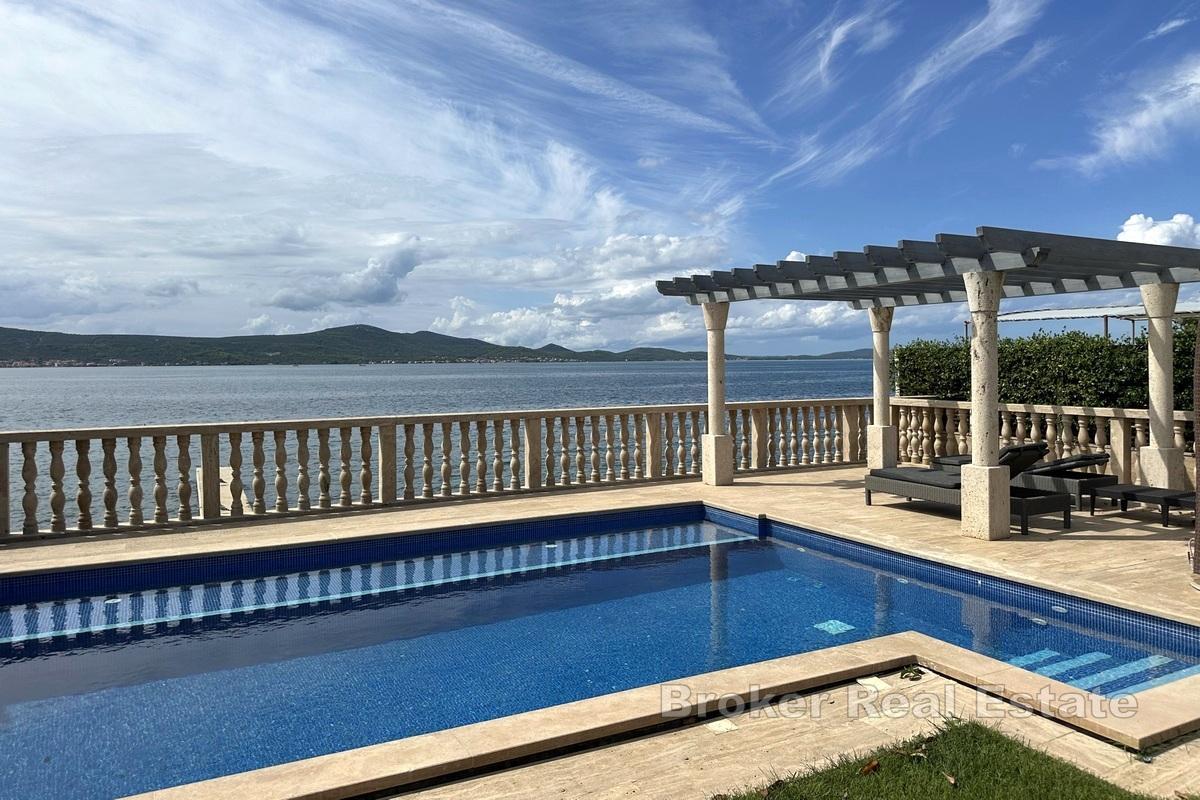 Luxusvilla mit Baugrundstück in erster Reihe zum Meer