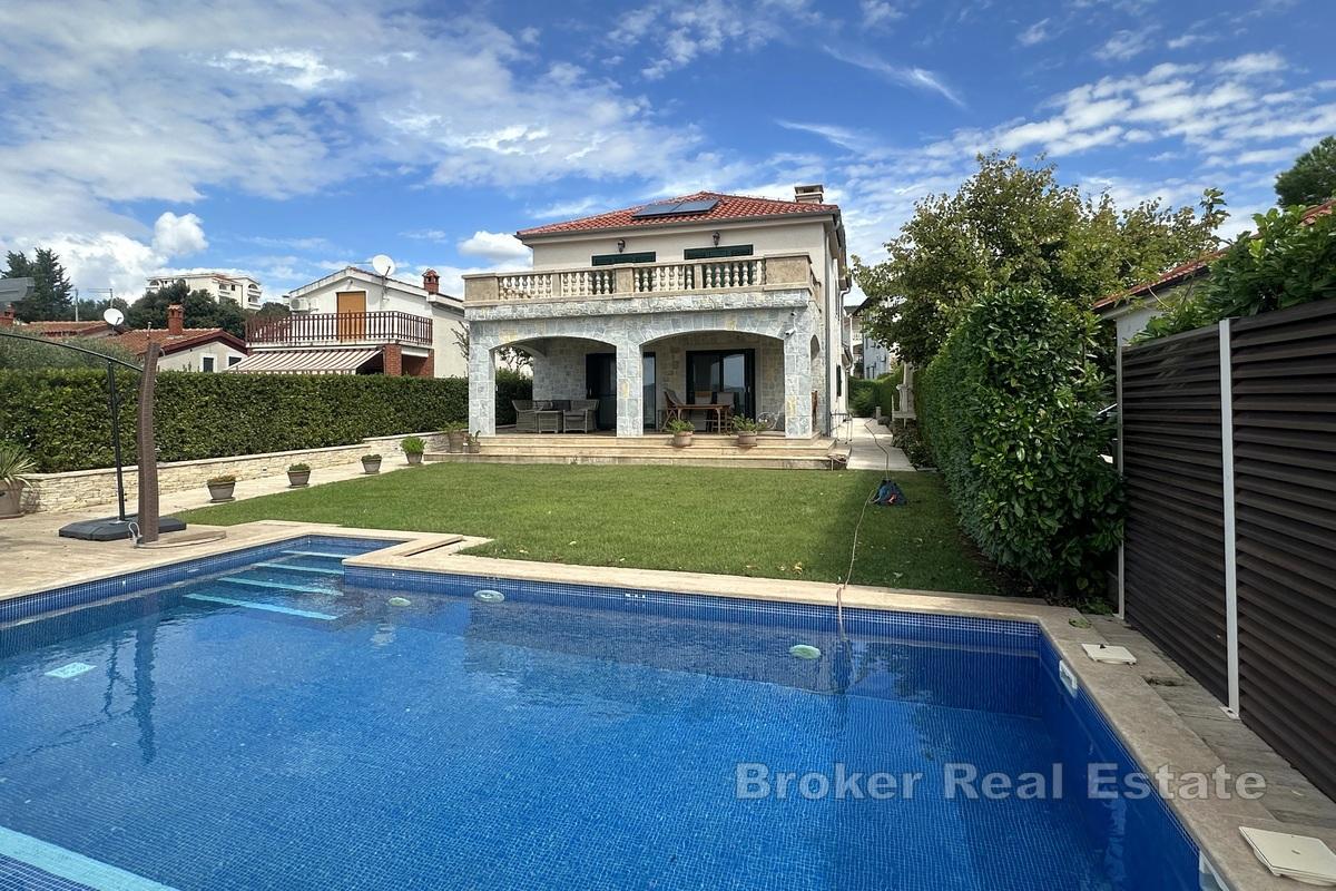 Luxusní vila se stavebním pozemkem v první řadě k moři