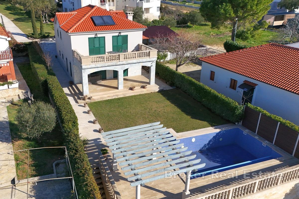Luxusvilla mit Baugrundstück in erster Reihe zum Meer