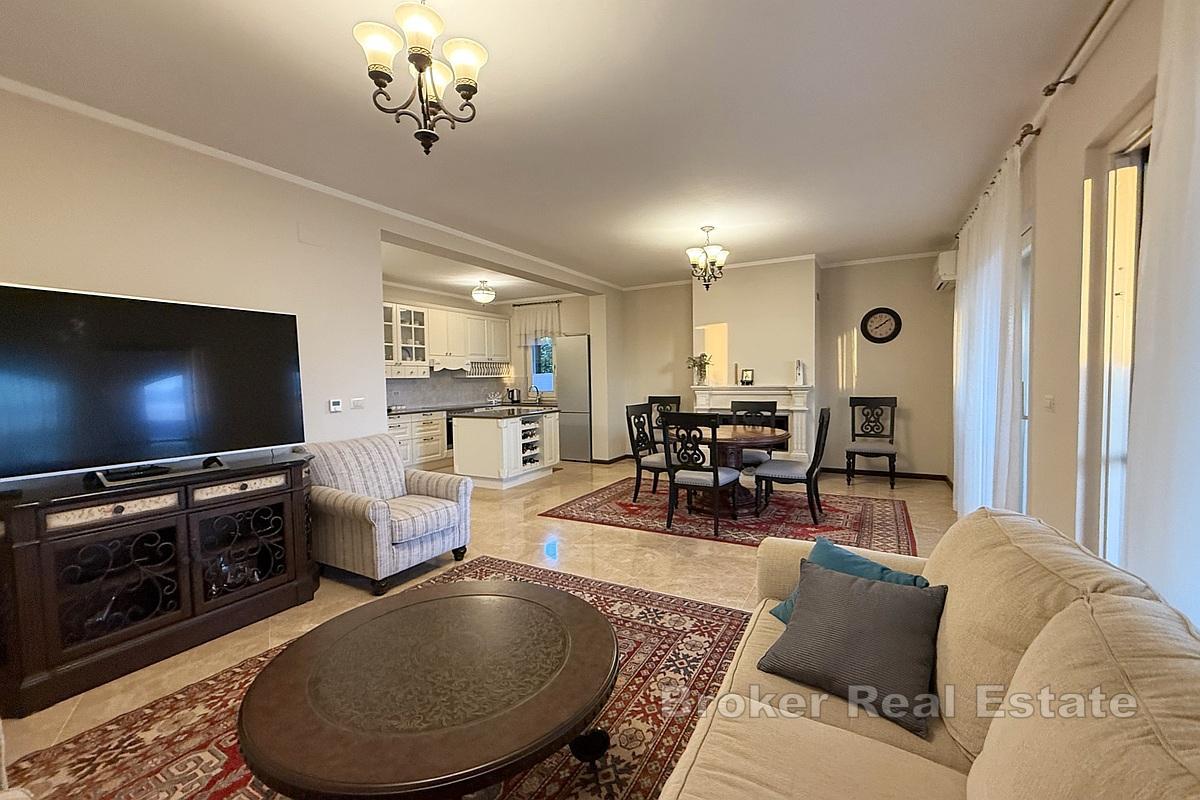 Luxusní vila se stavebním pozemkem v první řadě k moři