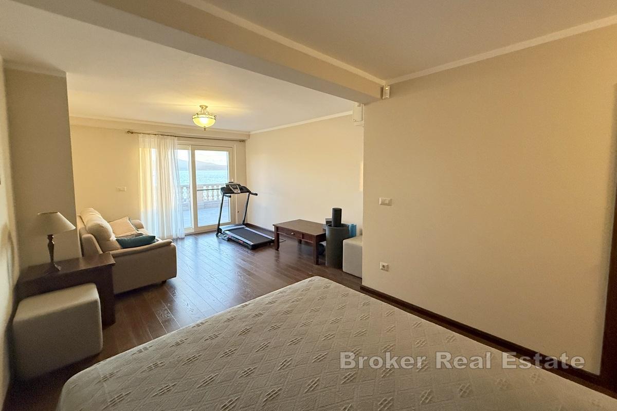 Luksusvilla med byggetomt i første rad til sjøen