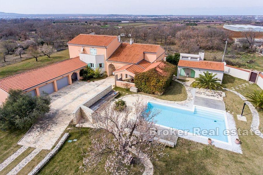 Haus mit Pool auf einem weitläufigen Grundstück