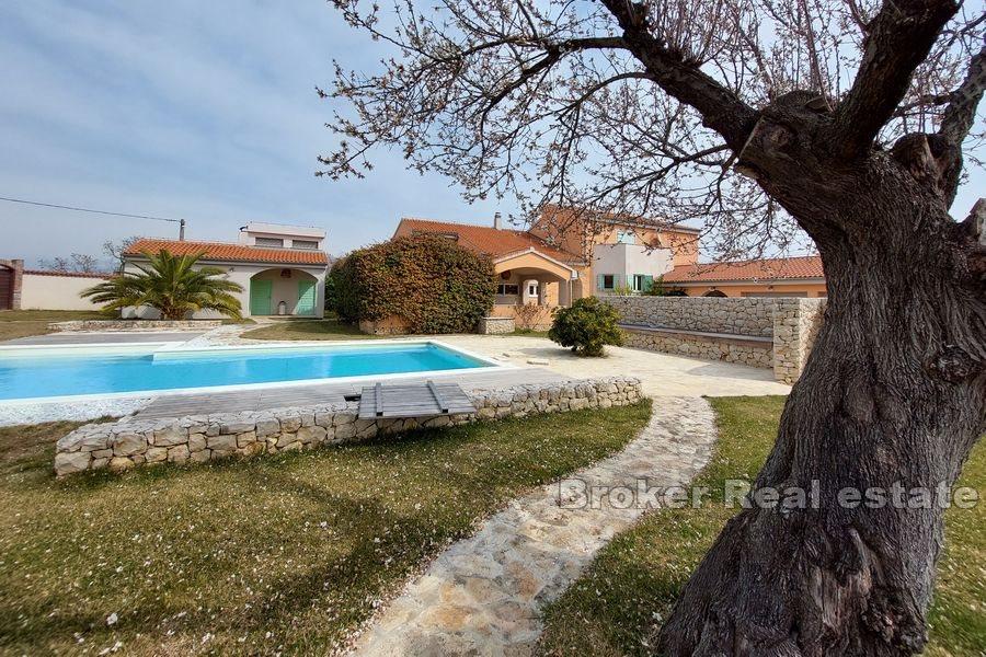 Dom z basenem na przestronnej działce