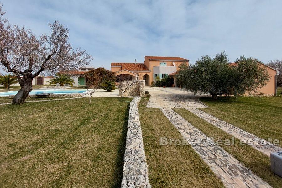 Hus med pool på en rymlig mark