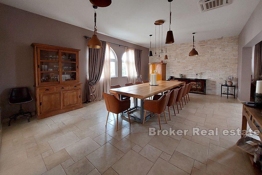 Dom z basenem na przestronnej działce