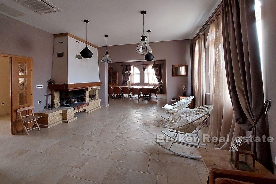 Dom z basenem na przestronnej działce