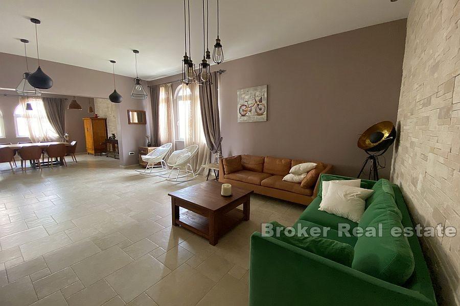 Casa con piscina su un terreno spazioso