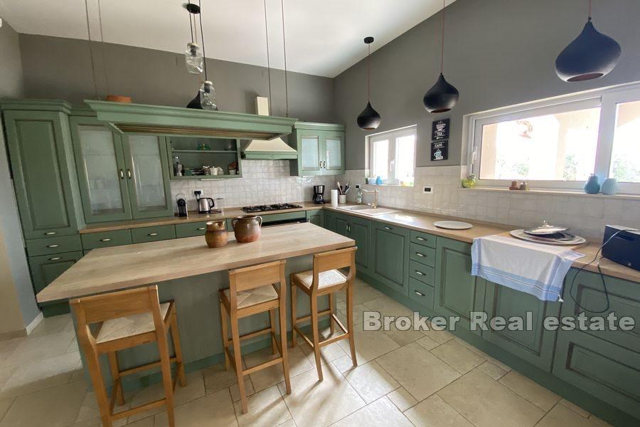 Dom z basenem na przestronnej działce