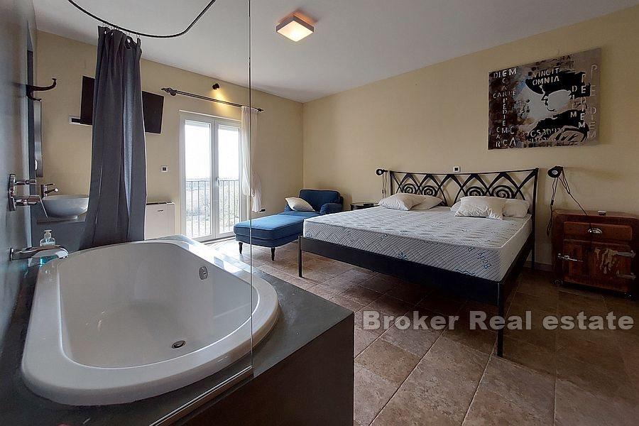 Casa con piscina su un terreno spazioso