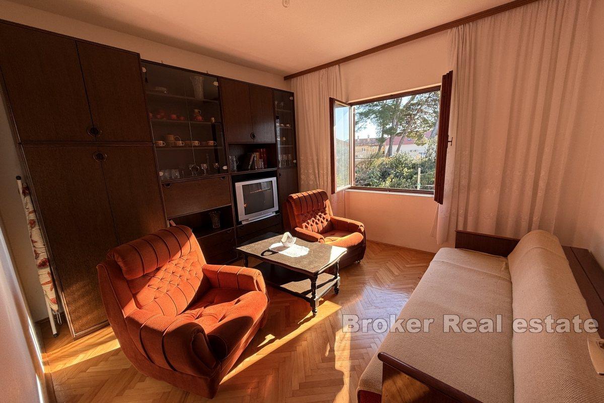 Hus i centrum av staden med delvis skymd havsutsikt