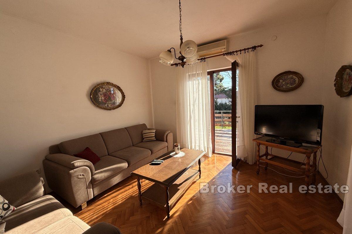 Hus i centrum av staden med delvis skymd havsutsikt