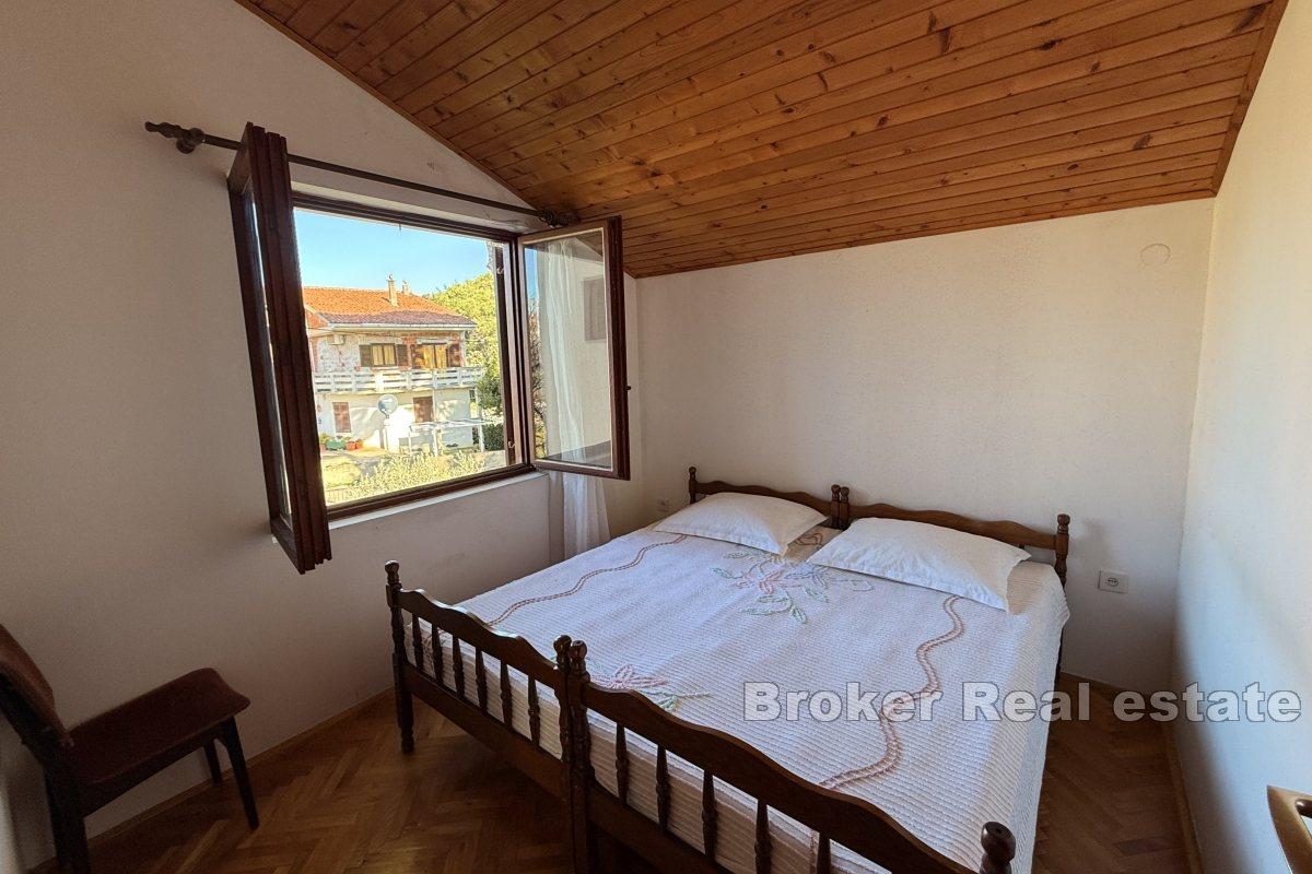 Hus i sentrum av byen med delvis havutsikt