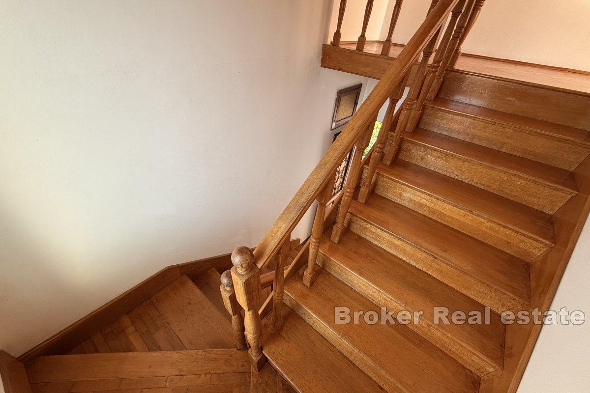 Hus i sentrum av byen med delvis havutsikt