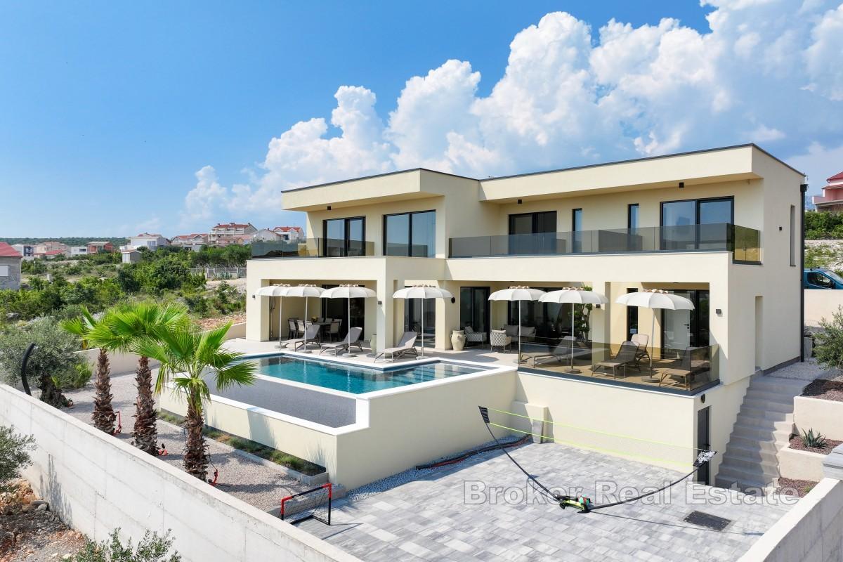 Lussuosa e moderna villa di nuova costruzione con vista sul mare aperto