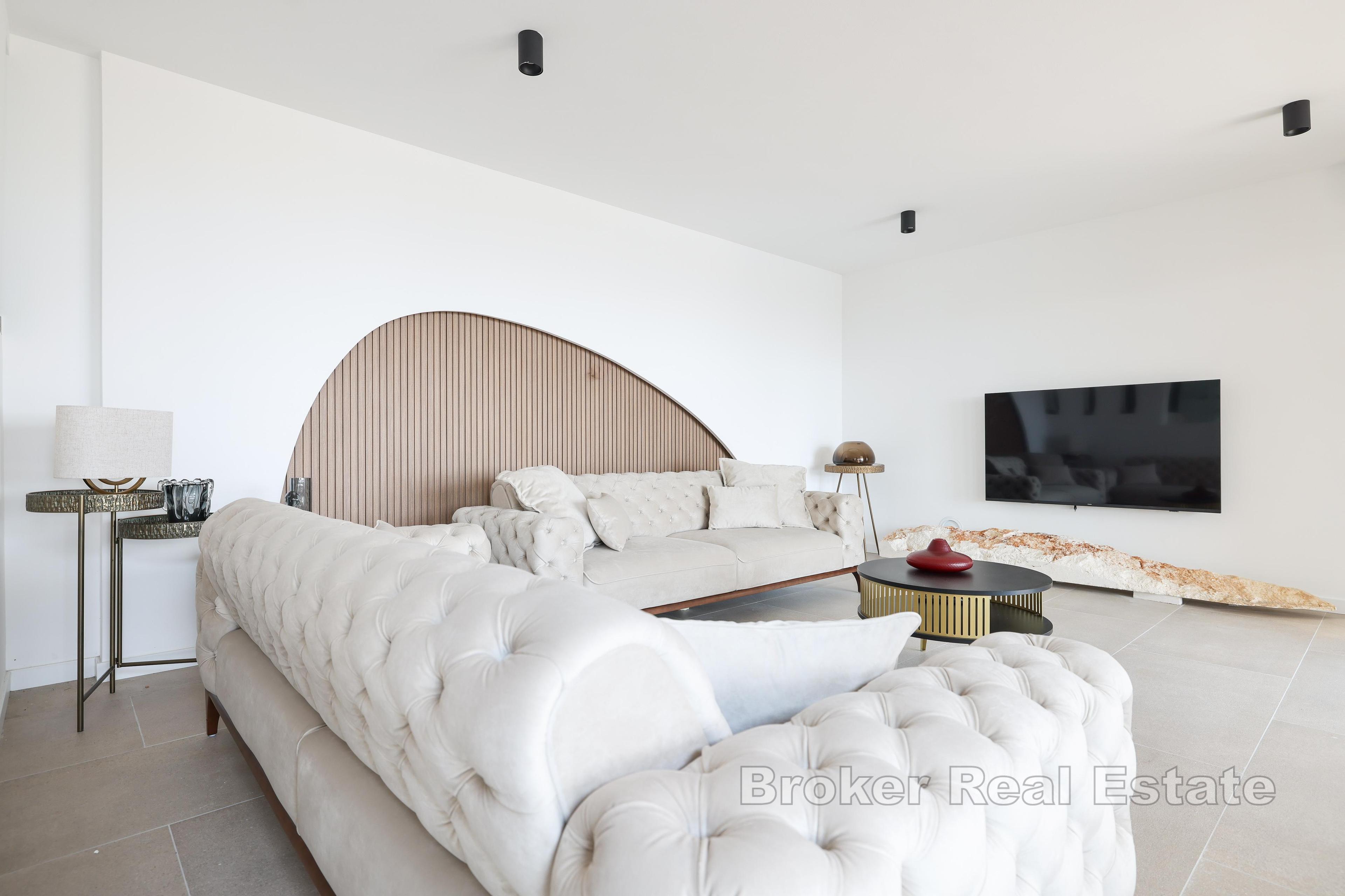 Lyxig, modern nybyggd villa med öppen havsutsikt