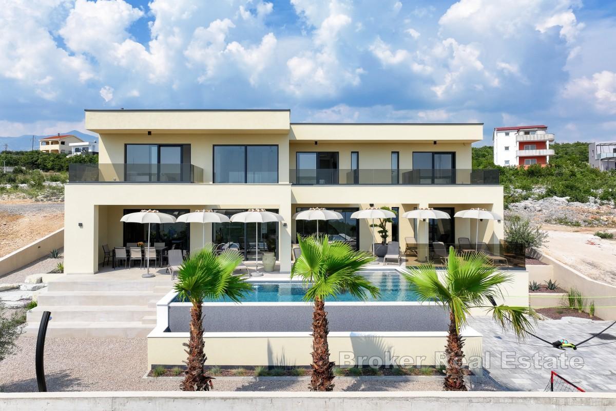 Lussuosa e moderna villa di nuova costruzione con vista sul mare aperto