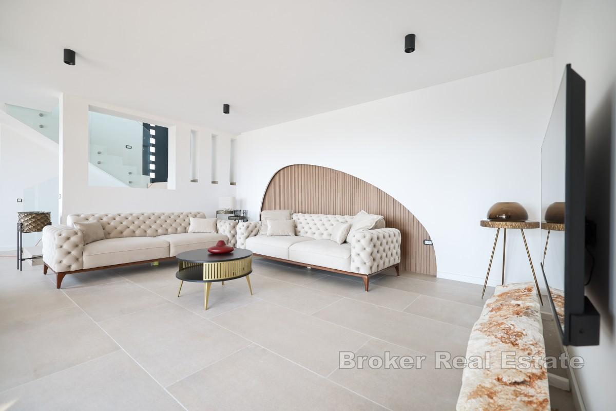 Lussuosa e moderna villa di nuova costruzione con vista sul mare aperto