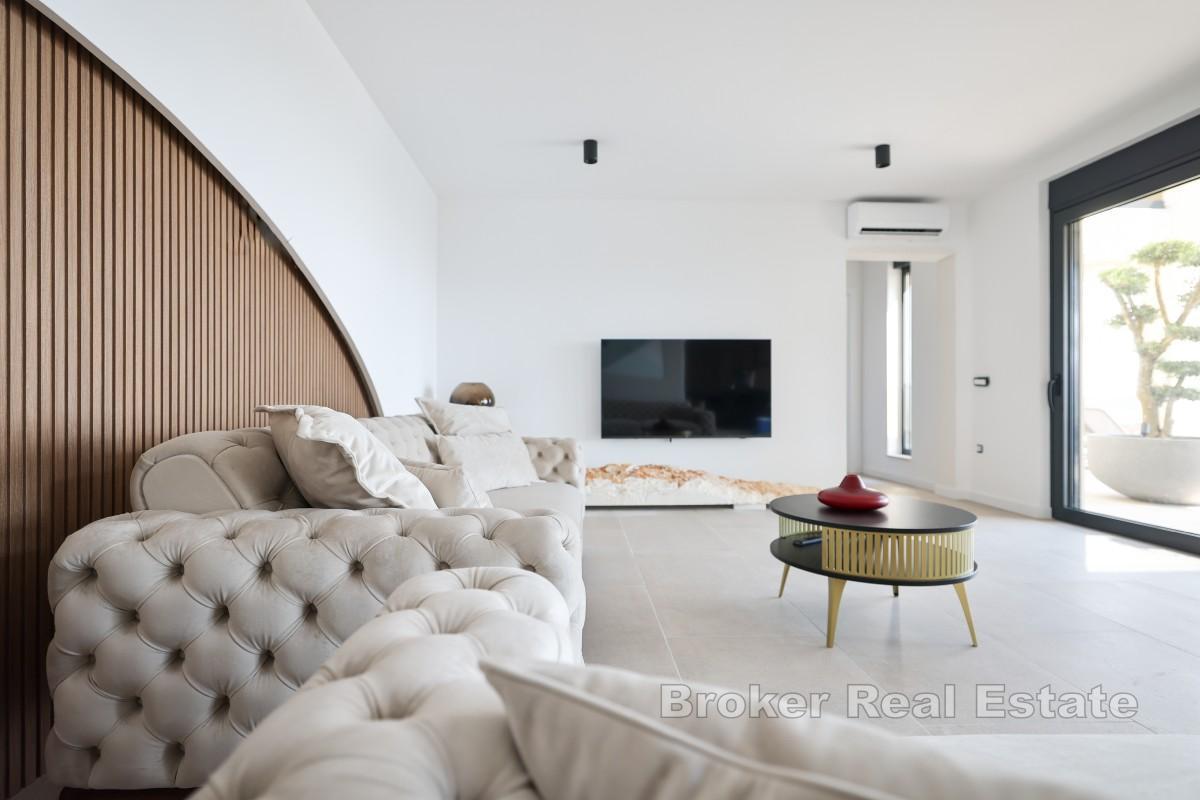 Lussuosa e moderna villa di nuova costruzione con vista sul mare aperto