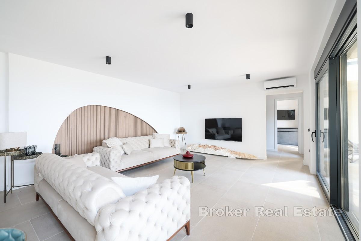 Lussuosa e moderna villa di nuova costruzione con vista sul mare aperto