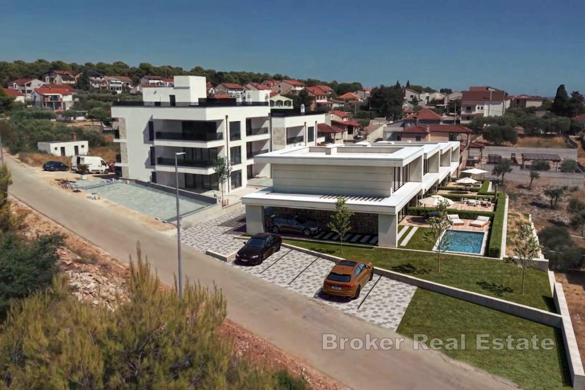Moderner Neubau mit Swimmingpool und Meerblick
