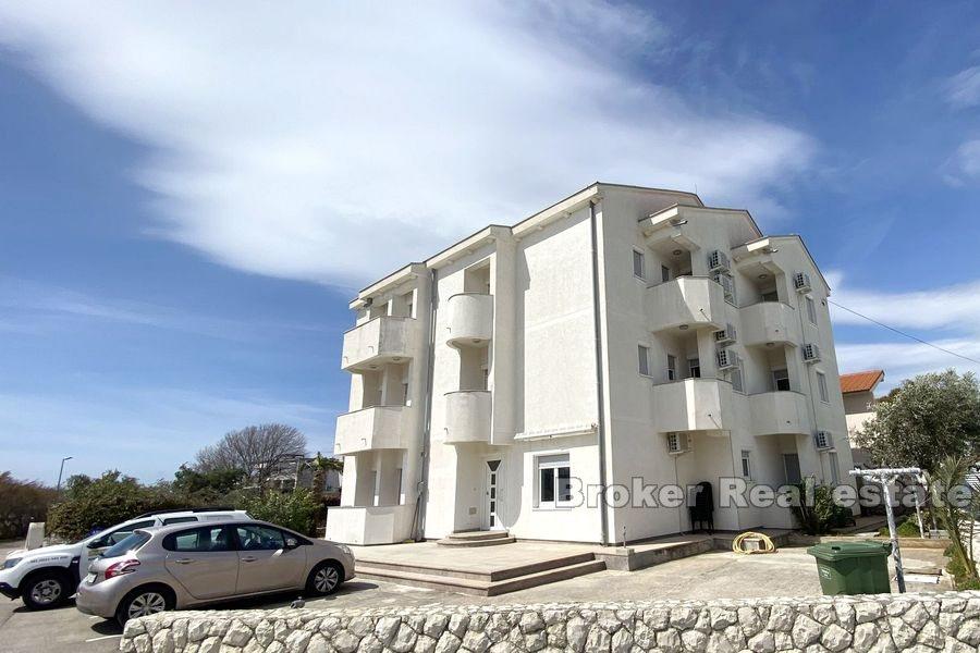 Mehrfamilienhaus in erster Reihe zum Meer