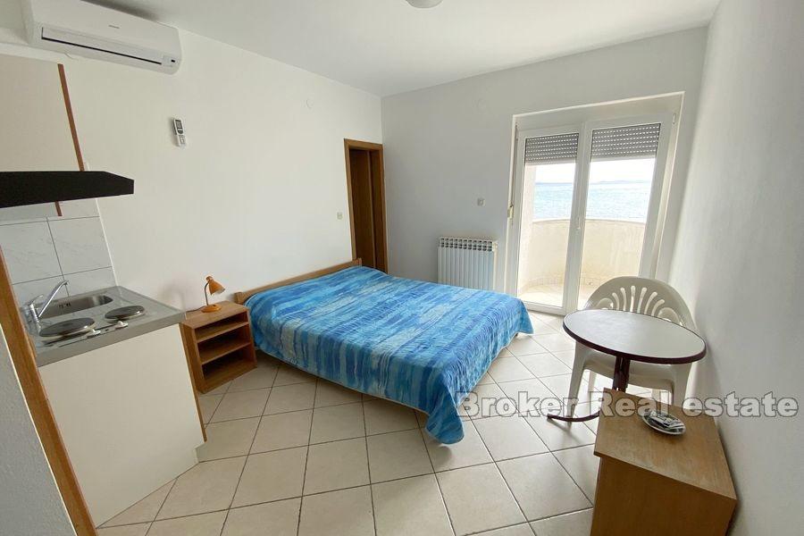 Apartmanska kuća u prvom redu do mora