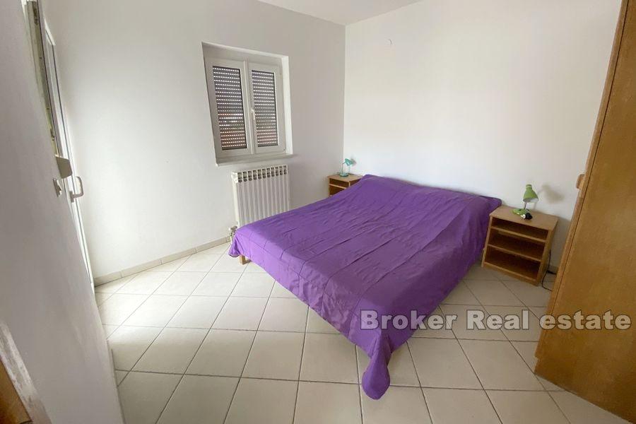 Apartmanska kuća u prvom redu do mora