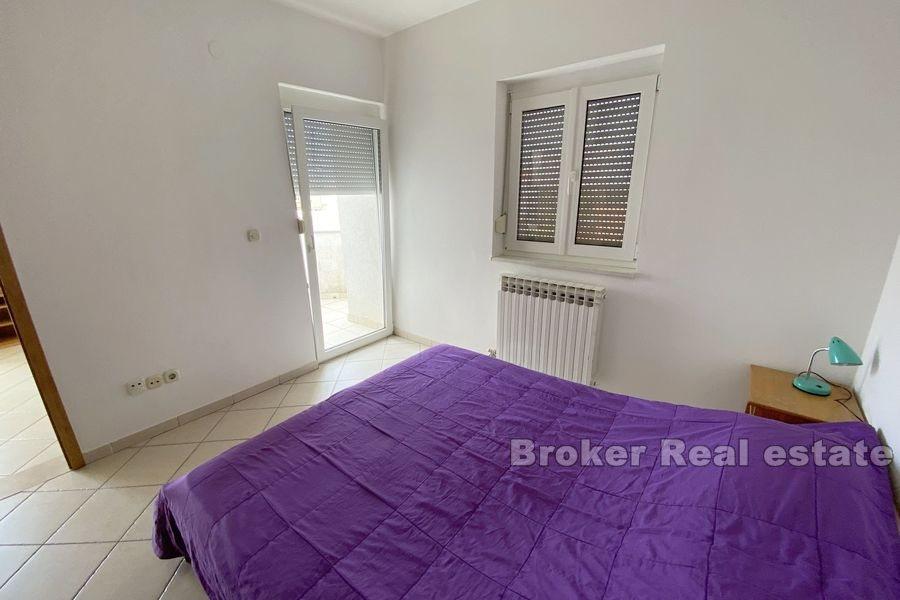 Apartmanska kuća u prvom redu do mora