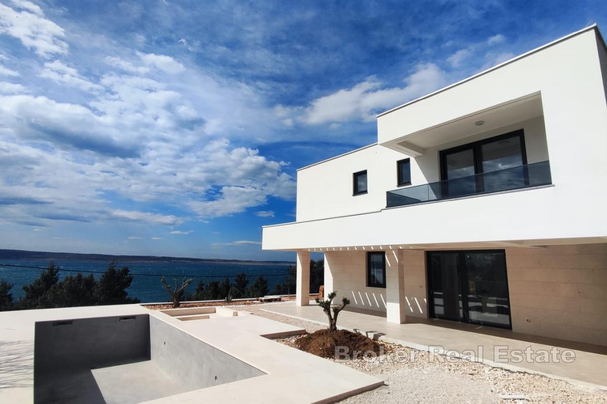 Villa moderne avec piscine en deuxième ligne de mer