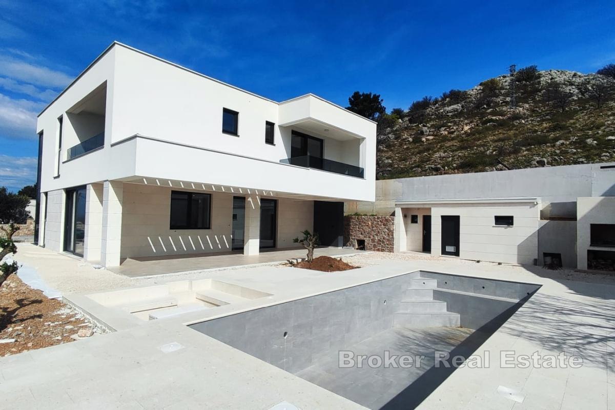 Villa moderne avec piscine en deuxième ligne de mer