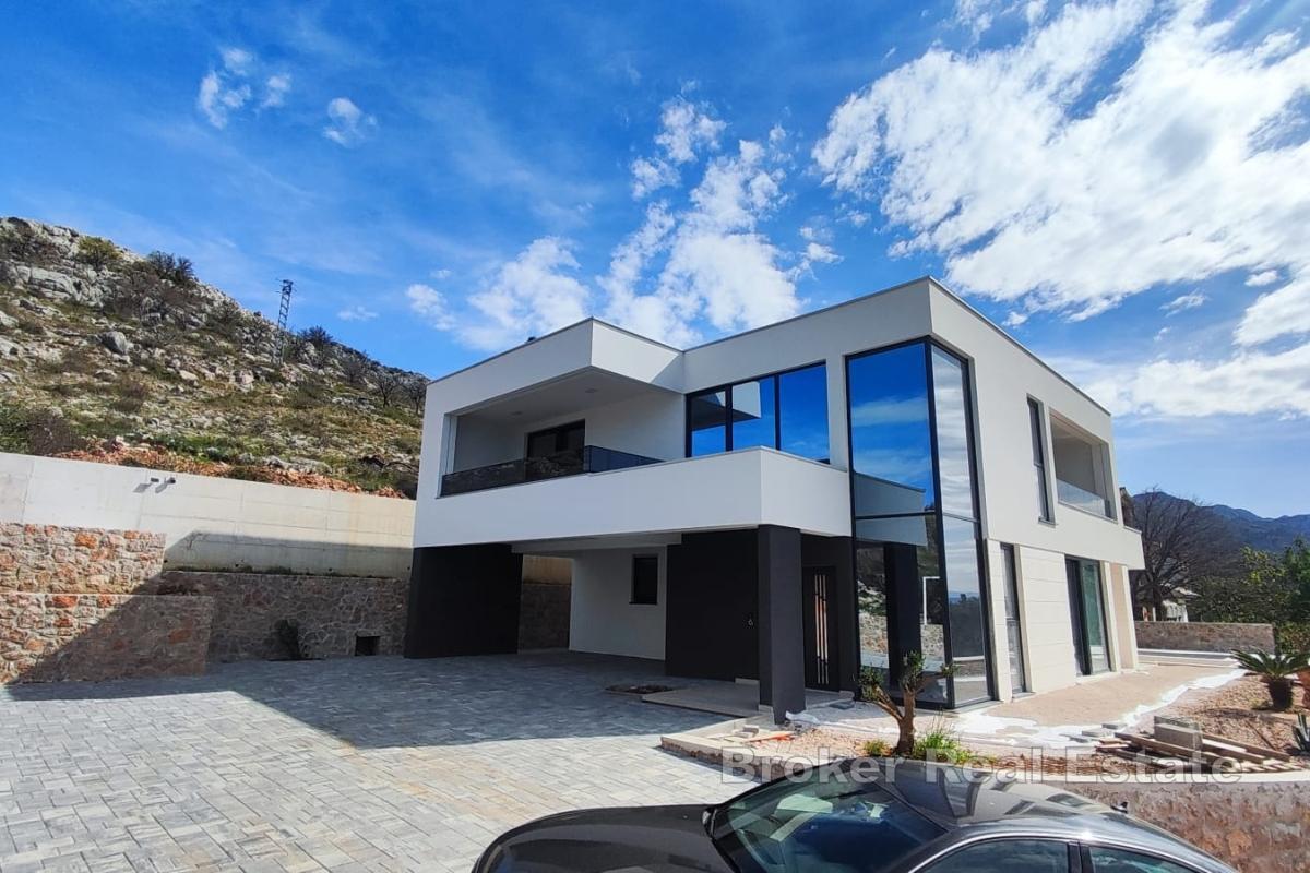 Moderní vila s bazénem ve druhé řadě k moři