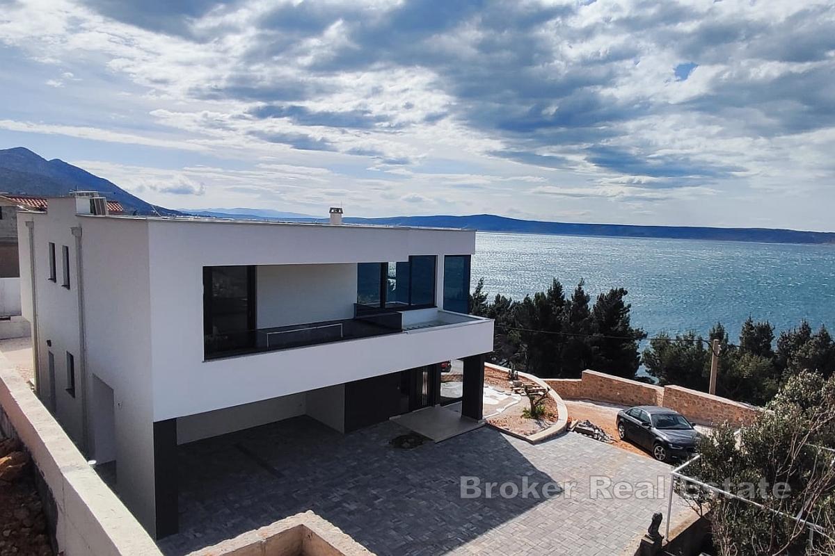 Villa moderne avec piscine en deuxième ligne de mer