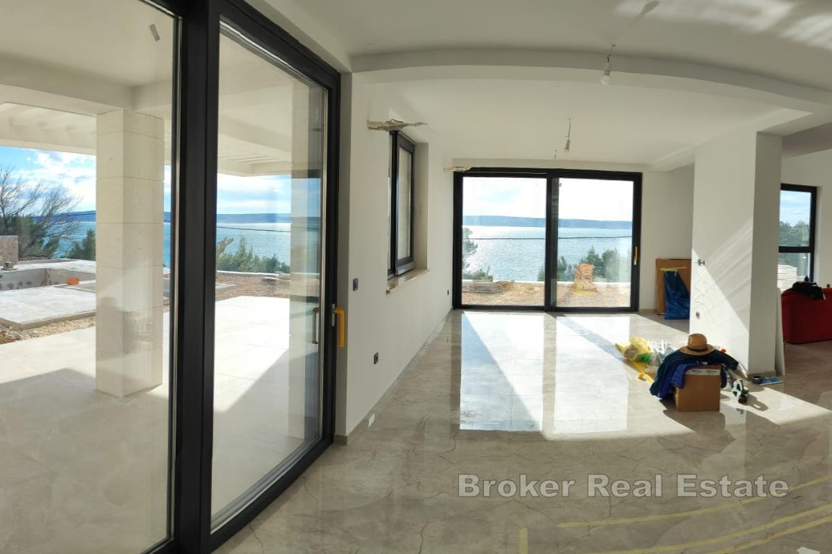 Villa moderne avec piscine en deuxième ligne de mer