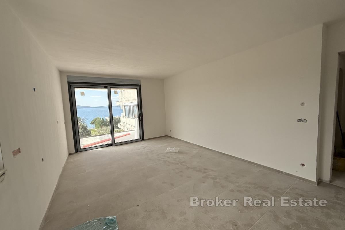 Moderno appartamento con due camere da letto in un edificio di nuova costruzione con vista mare