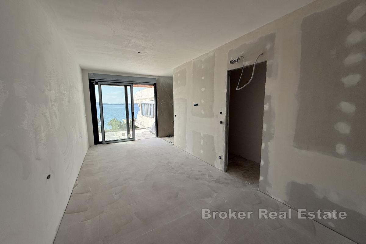 Moderno appartamento con due camere da letto in un edificio di nuova costruzione con vista mare