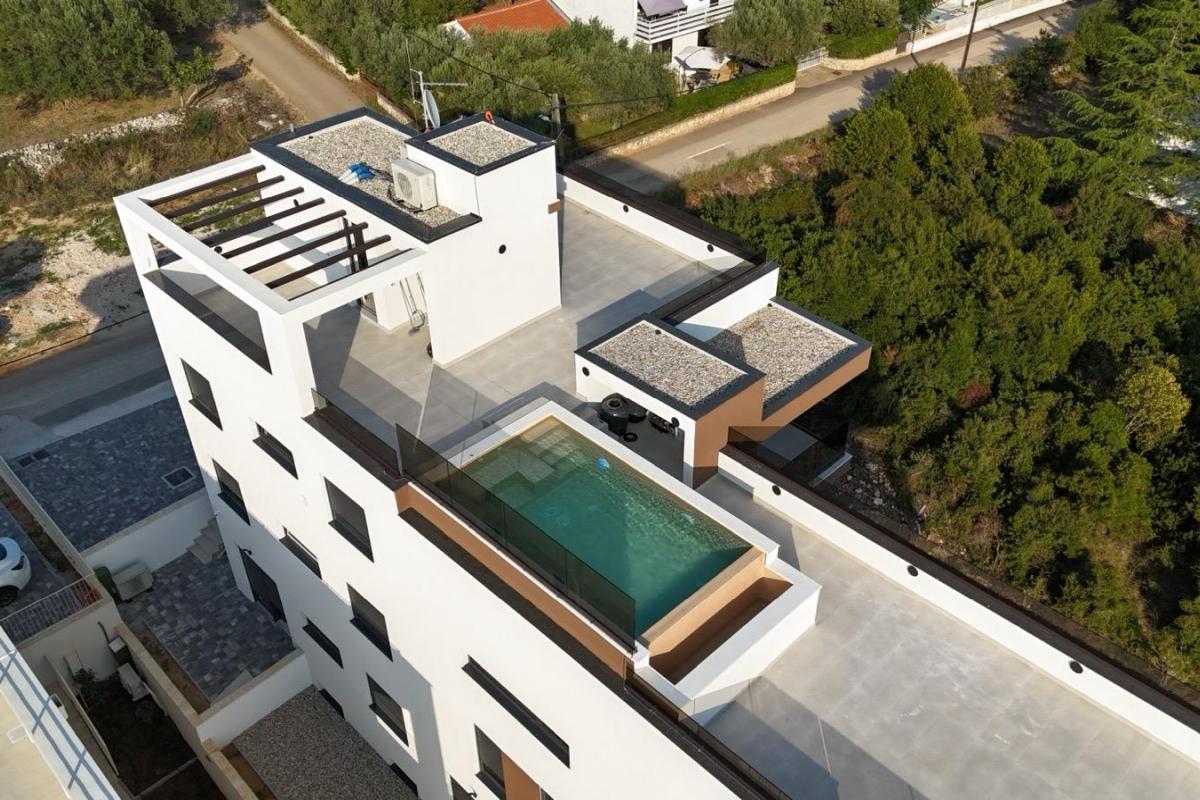 001-2043-162-Zadar-Modern-penthouse-with-pool-for-and-roof-terrace-sale